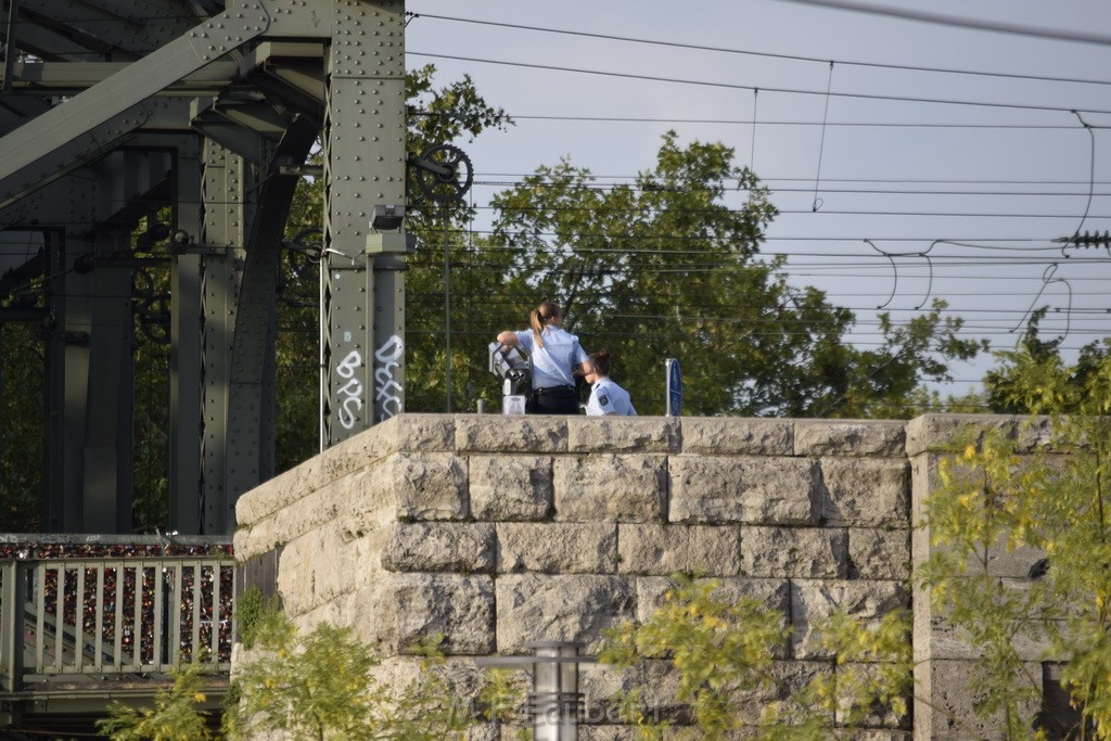 PSpringt kein Suizid Brueckenspringer Koeln Hohenzollernbruecke P037.JPG - Miklos Laubert